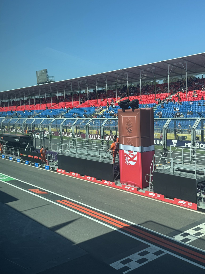 芒果体育直播-墨尔本F1维修通道惊现巨型Kitkat巧克力|澳大利亚|大奖赛_新浪体育_新浪新闻